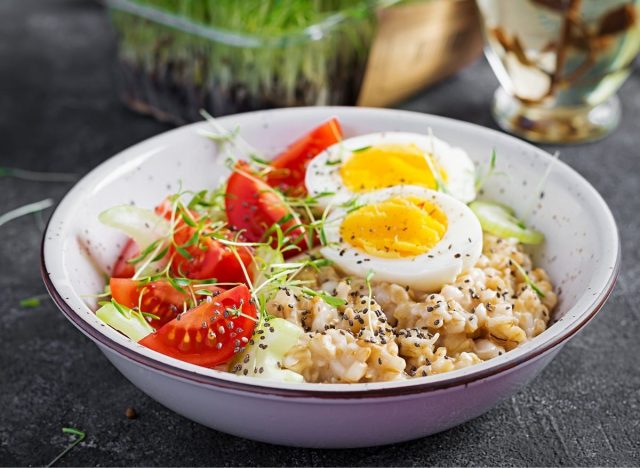 oatmeal with eggs and tomatoes